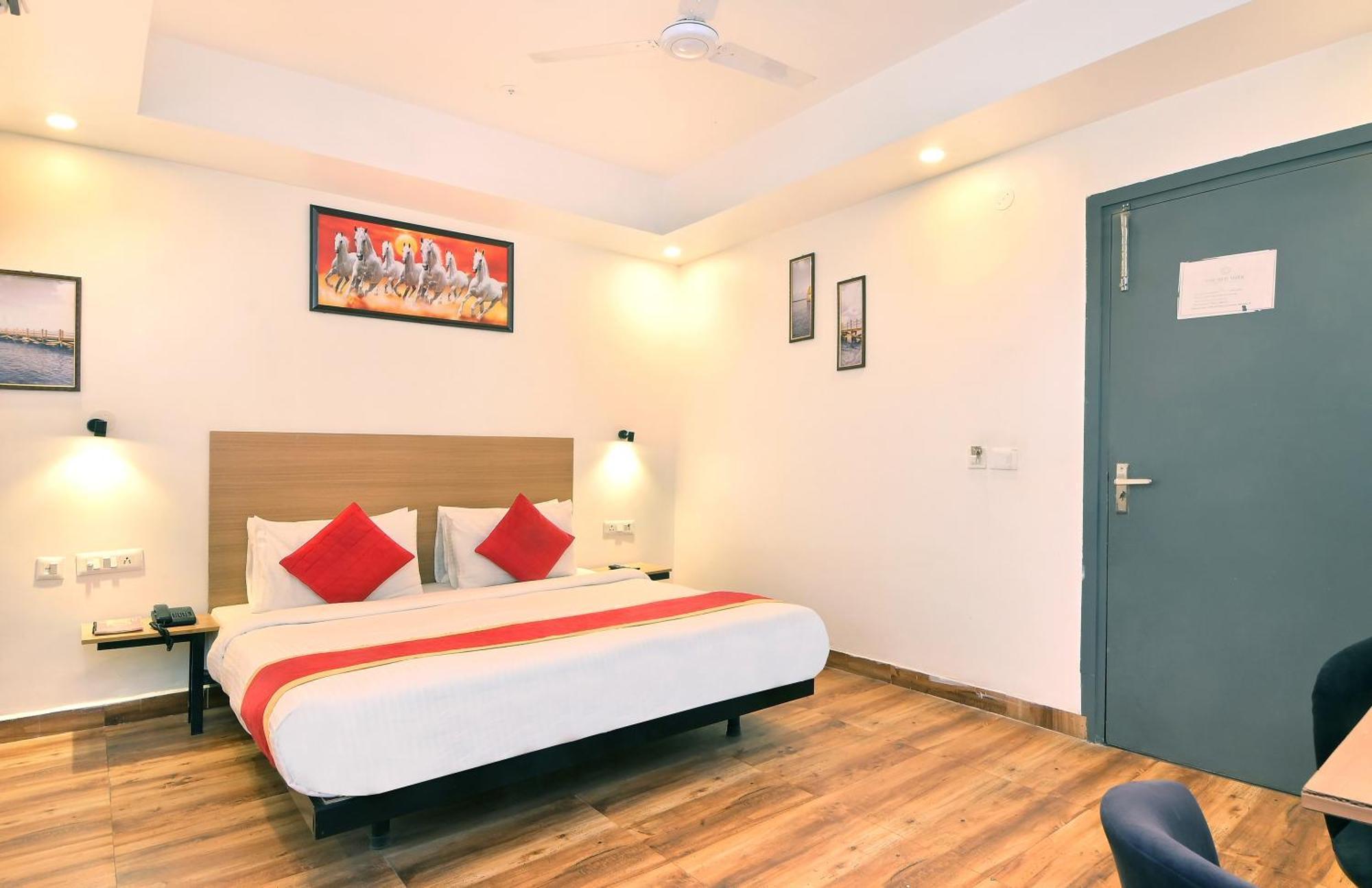 Hotel Red York By Byob Hotels Нойда Екстер'єр фото