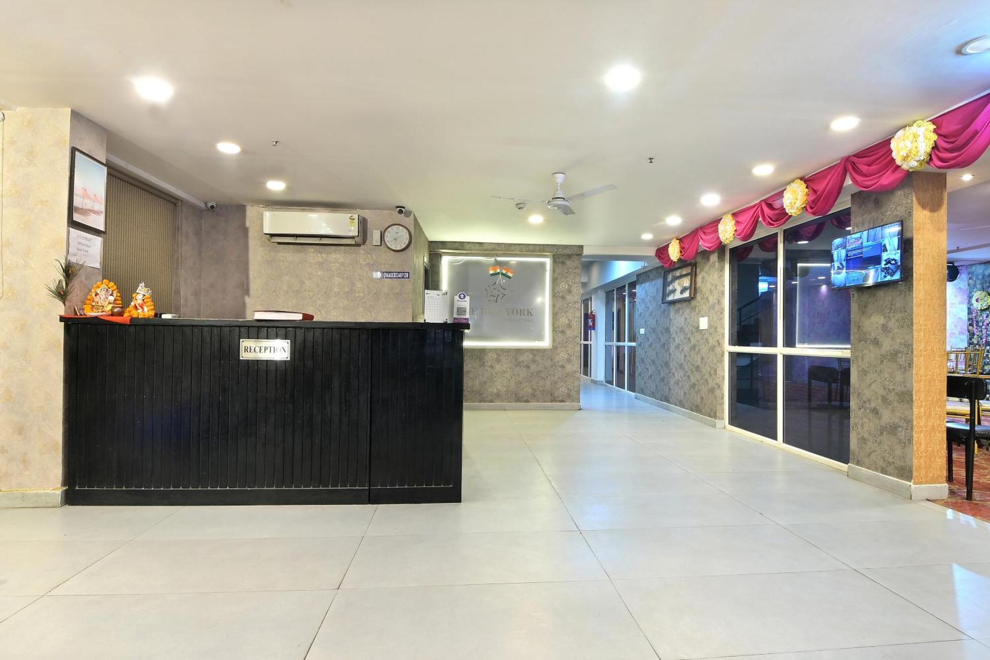Hotel Red York By Byob Hotels Нойда Екстер'єр фото