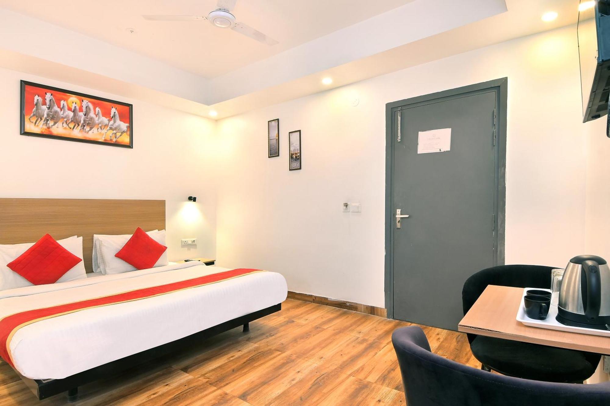 Hotel Red York By Byob Hotels Нойда Екстер'єр фото