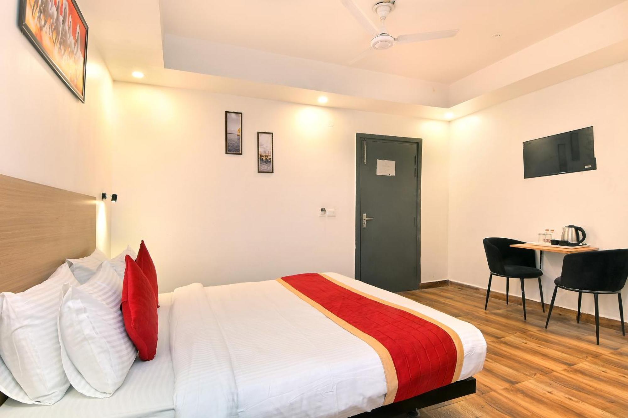 Hotel Red York By Byob Hotels Нойда Екстер'єр фото