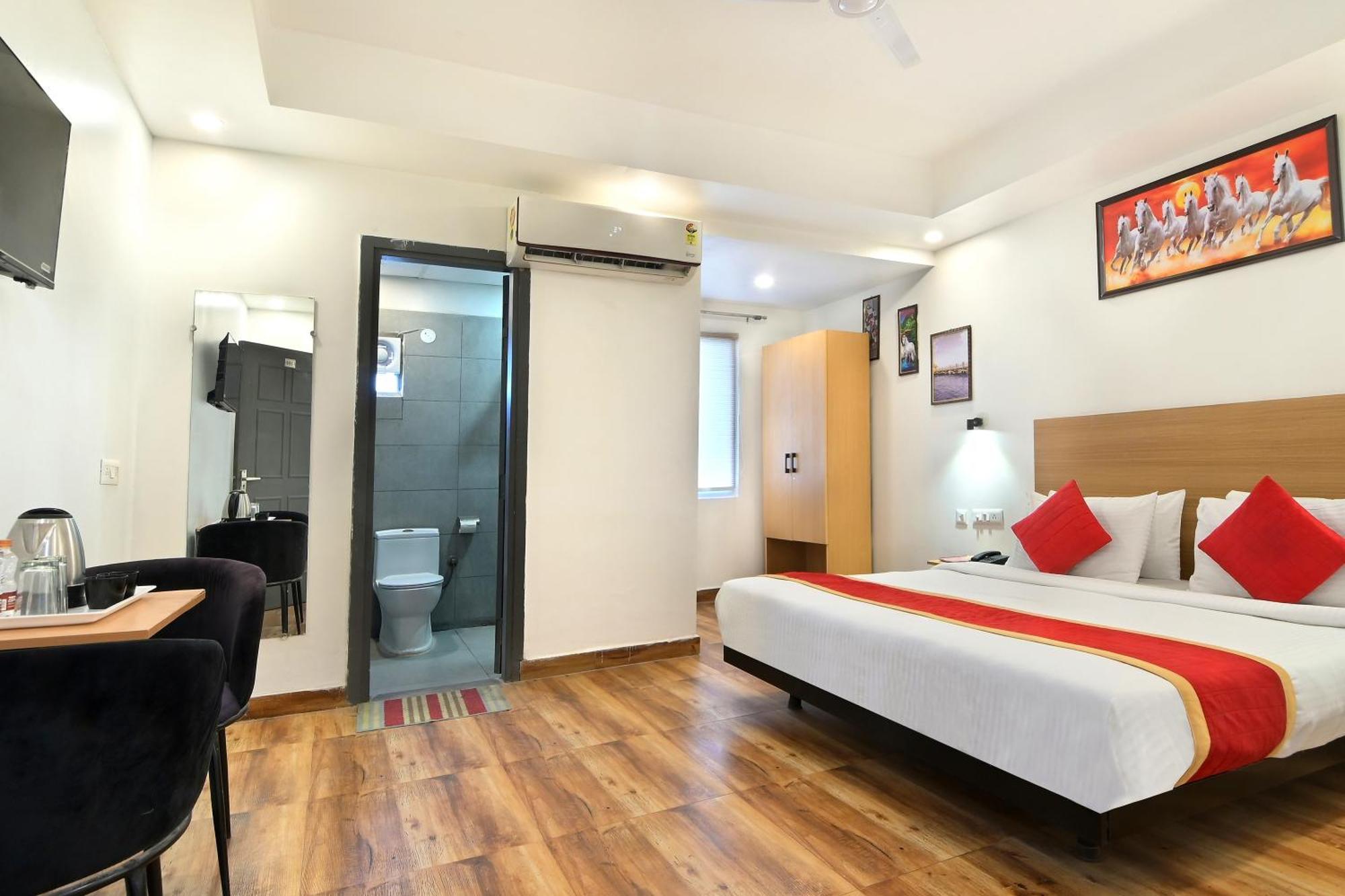 Hotel Red York By Byob Hotels Нойда Екстер'єр фото