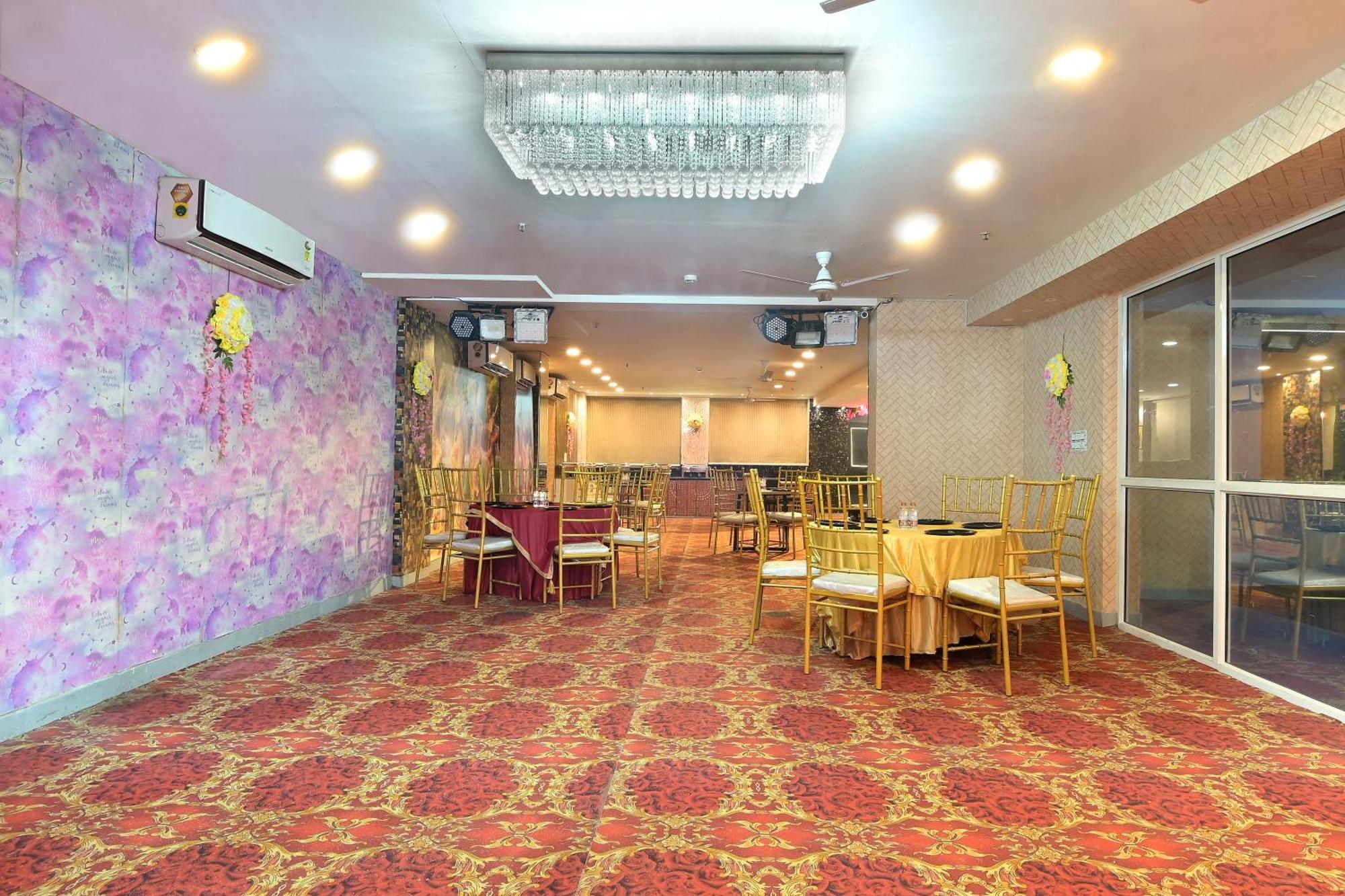 Hotel Red York By Byob Hotels Нойда Екстер'єр фото