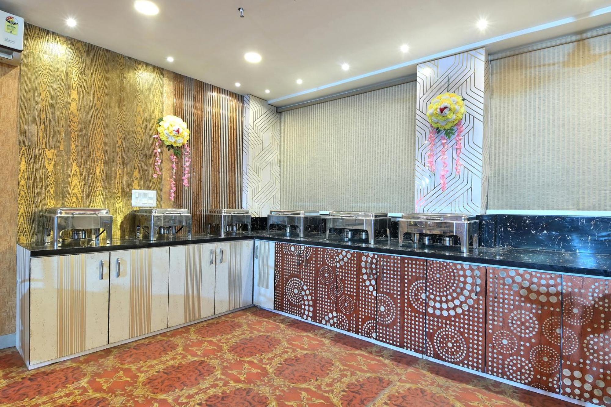 Hotel Red York By Byob Hotels Нойда Екстер'єр фото