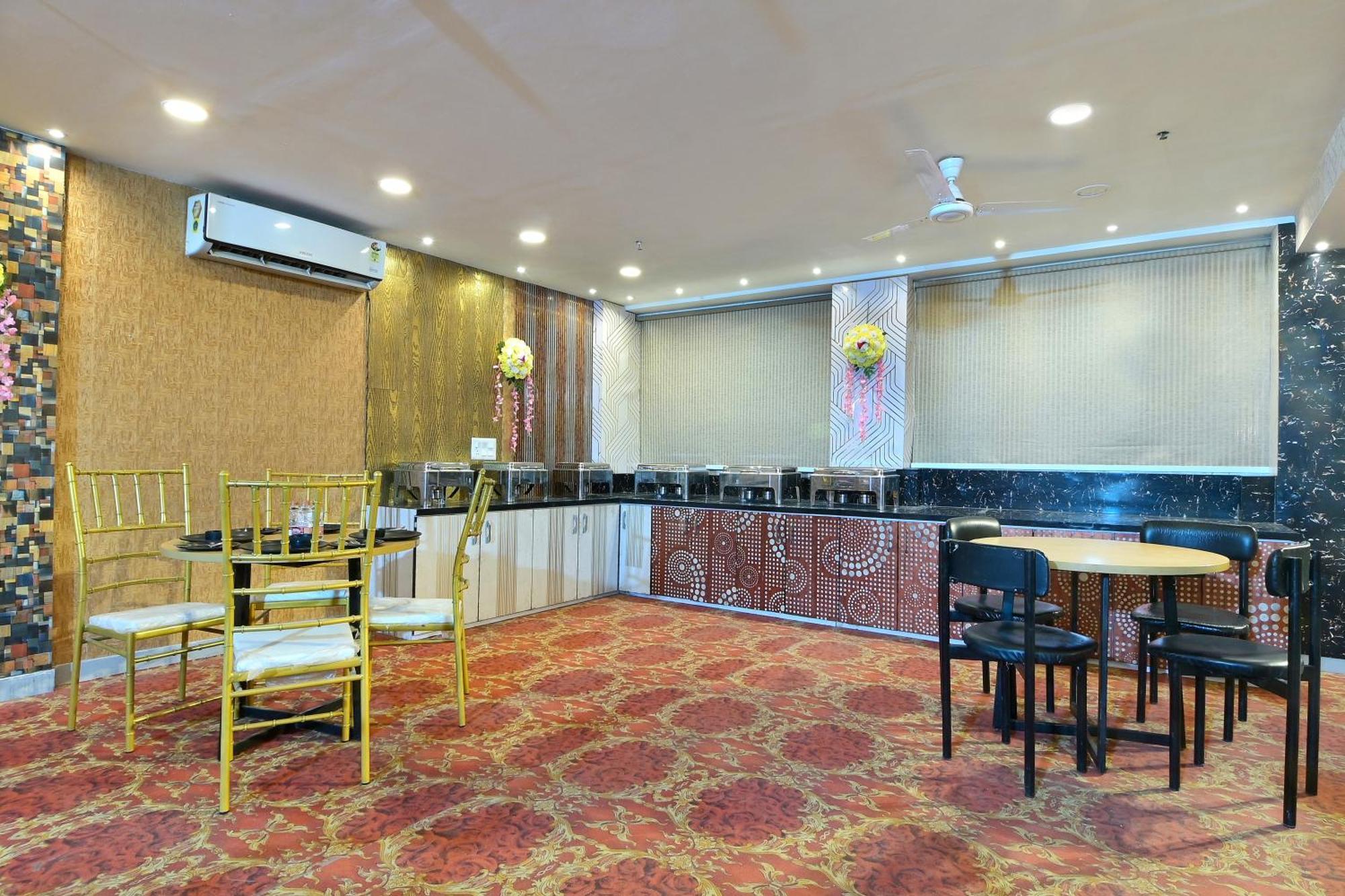 Hotel Red York By Byob Hotels Нойда Екстер'єр фото
