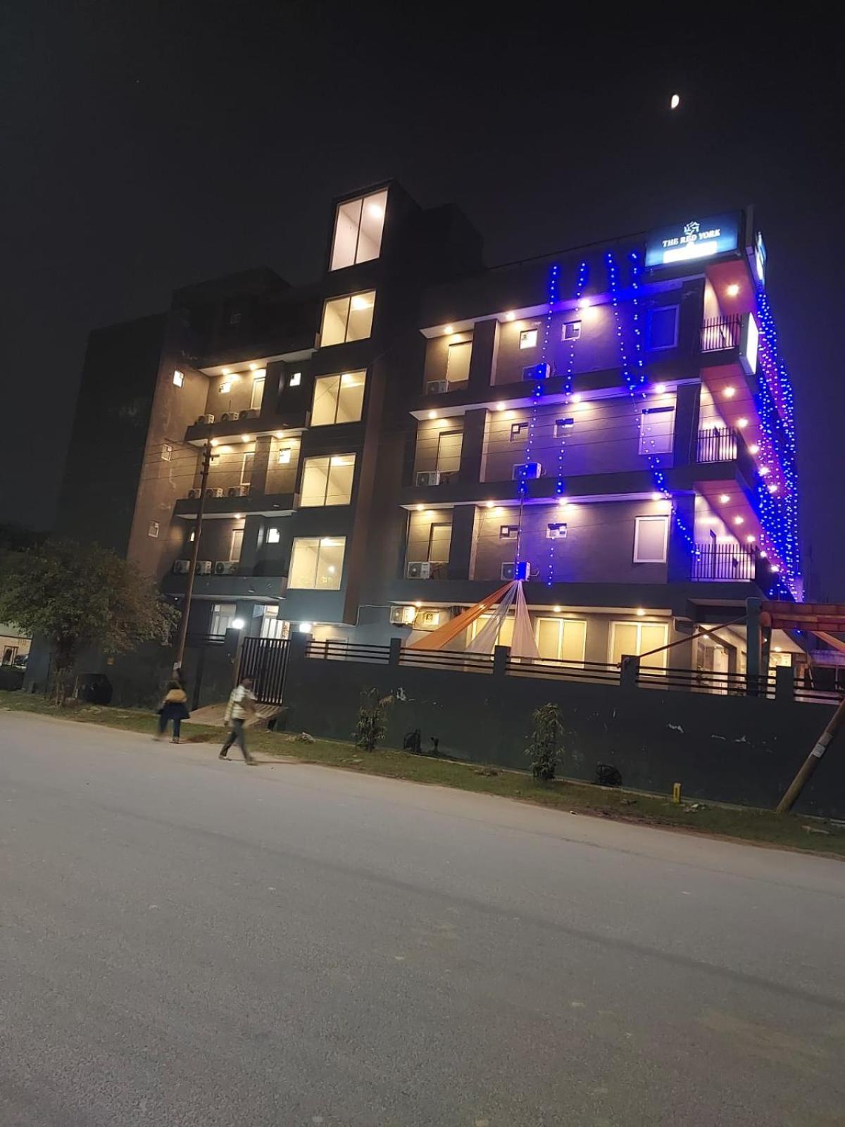 Hotel Red York By Byob Hotels Нойда Екстер'єр фото