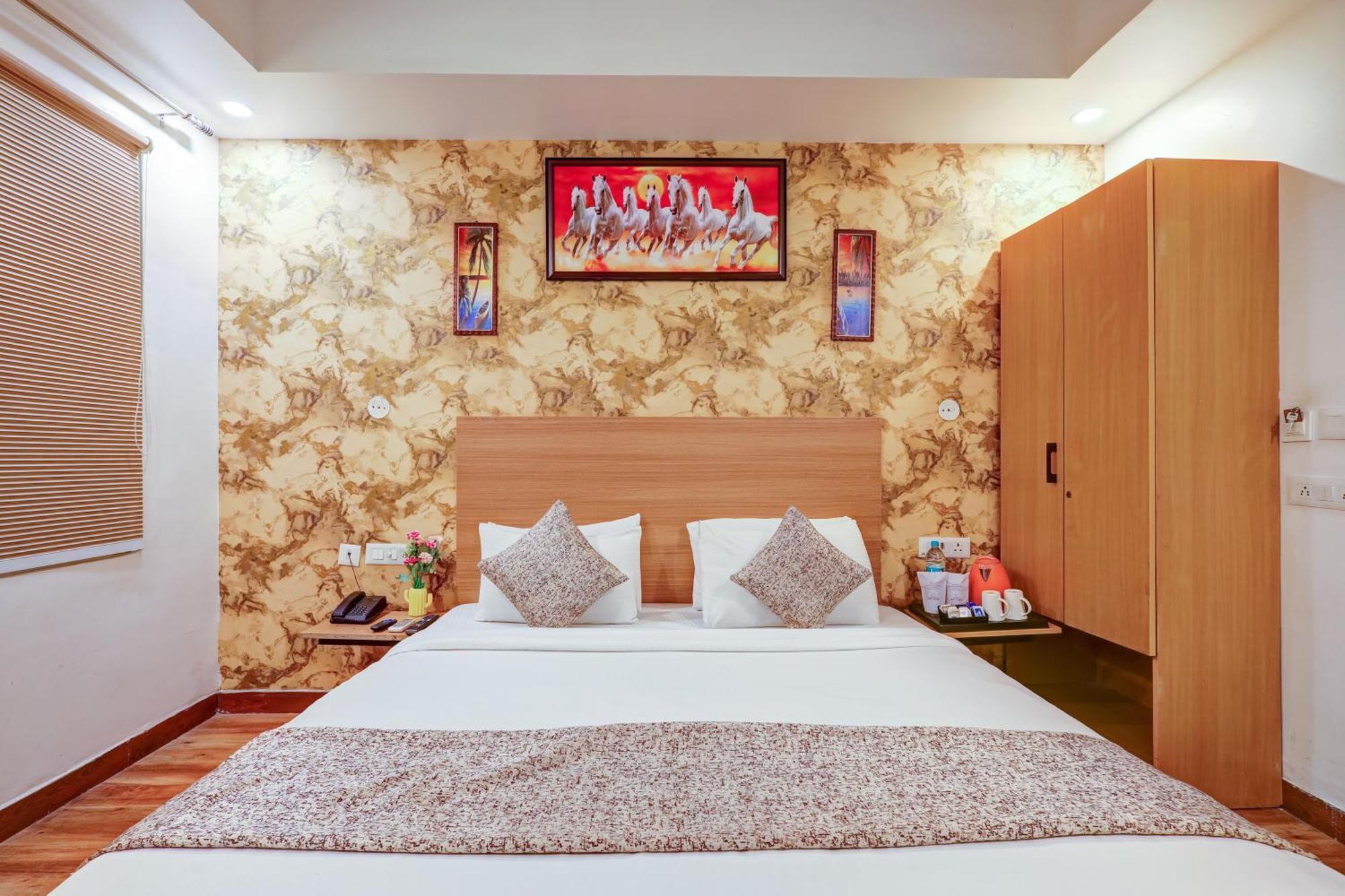 Hotel Red York By Byob Hotels Нойда Екстер'єр фото