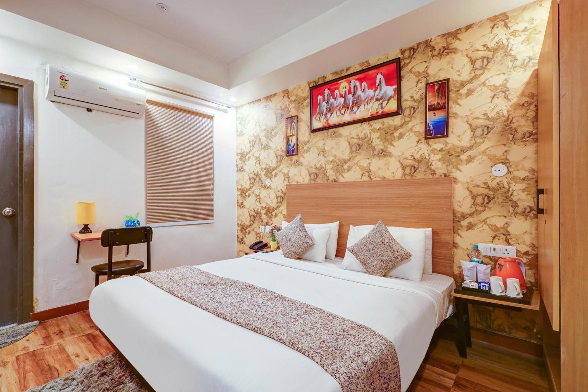 Hotel Red York By Byob Hotels Нойда Екстер'єр фото