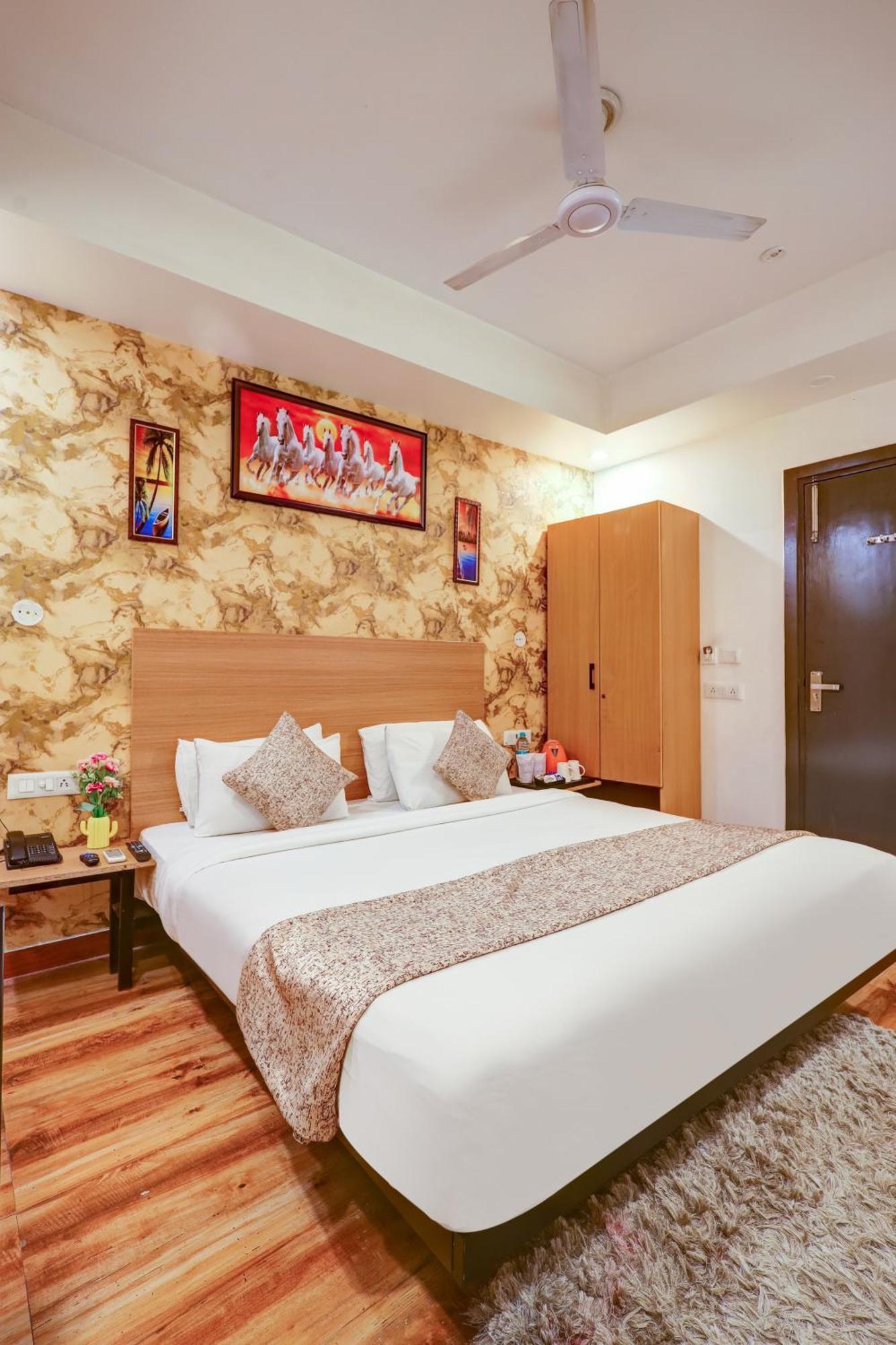 Hotel Red York By Byob Hotels Нойда Екстер'єр фото