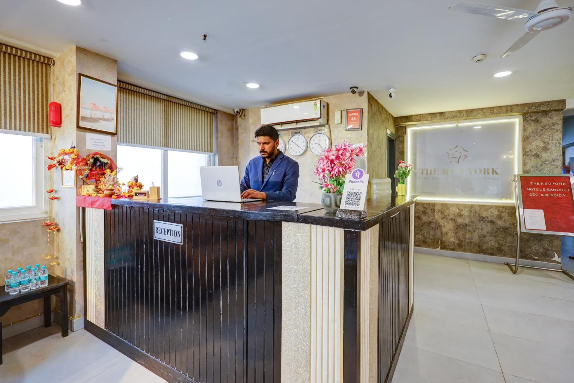 Hotel Red York By Byob Hotels Нойда Екстер'єр фото