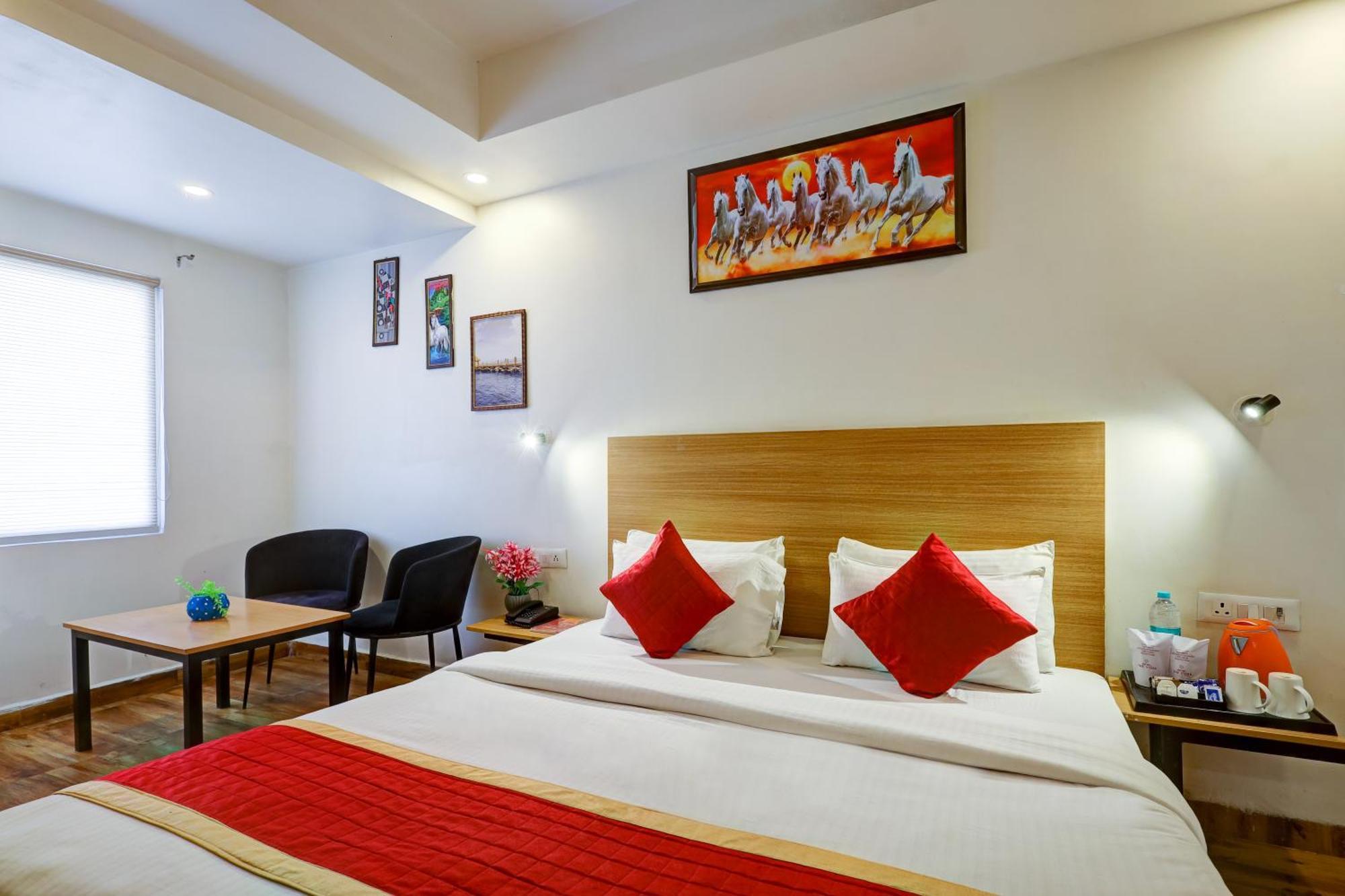 Hotel Red York By Byob Hotels Нойда Екстер'єр фото