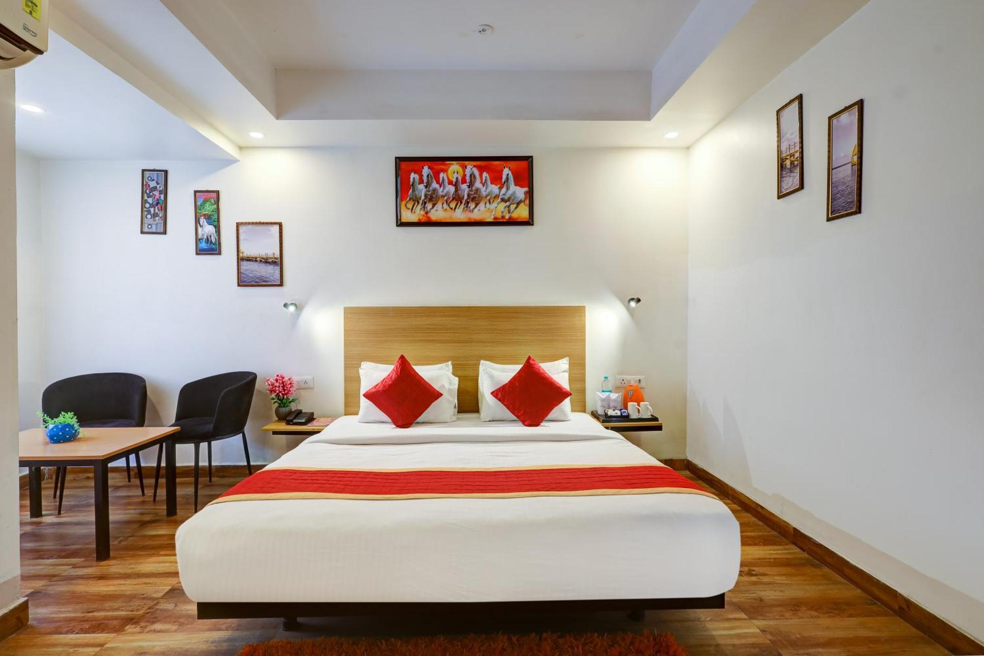 Hotel Red York By Byob Hotels Нойда Екстер'єр фото