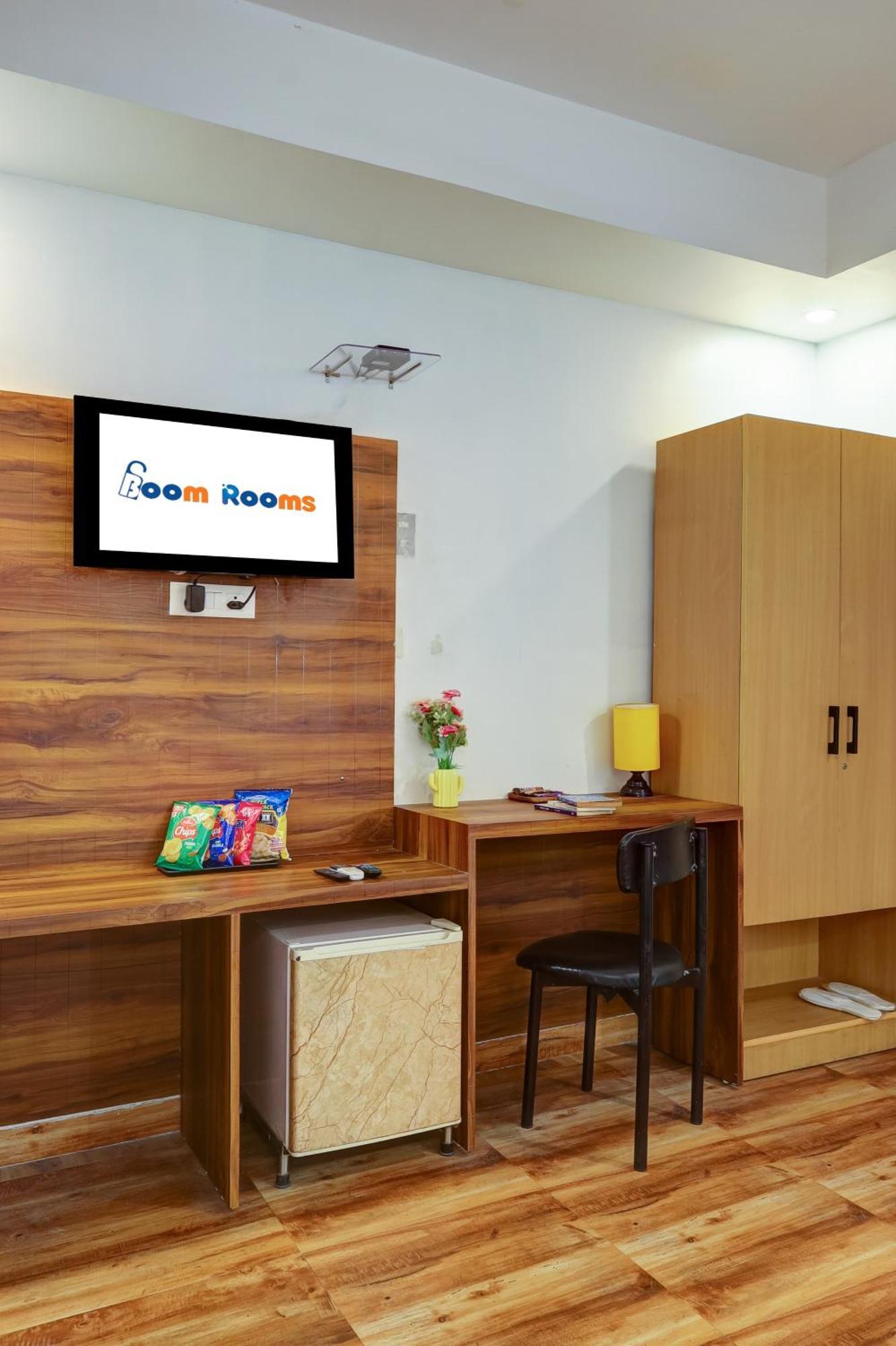 Hotel Red York By Byob Hotels Нойда Екстер'єр фото