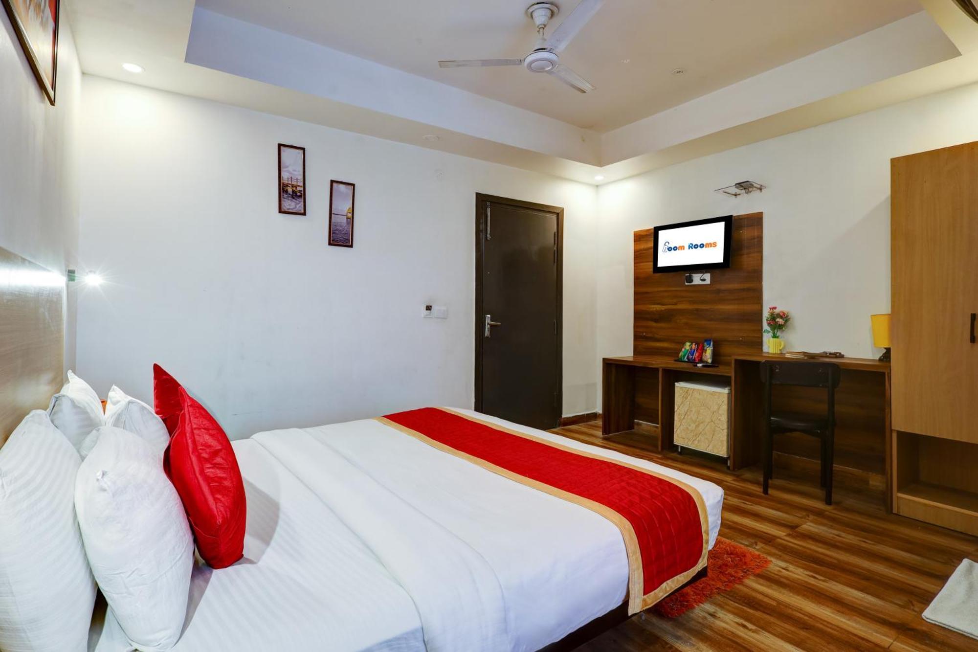 Hotel Red York By Byob Hotels Нойда Екстер'єр фото
