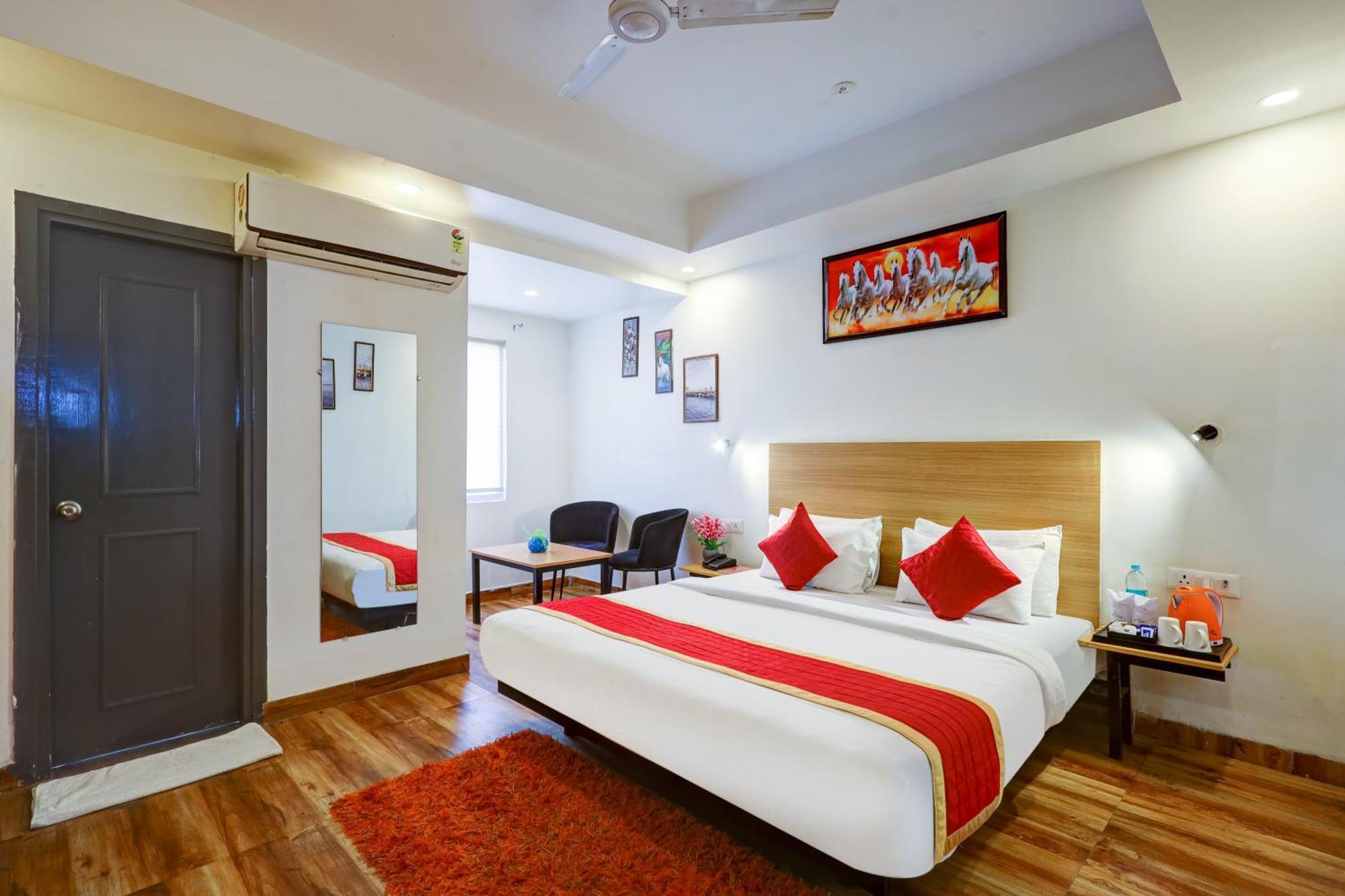 Hotel Red York By Byob Hotels Нойда Екстер'єр фото